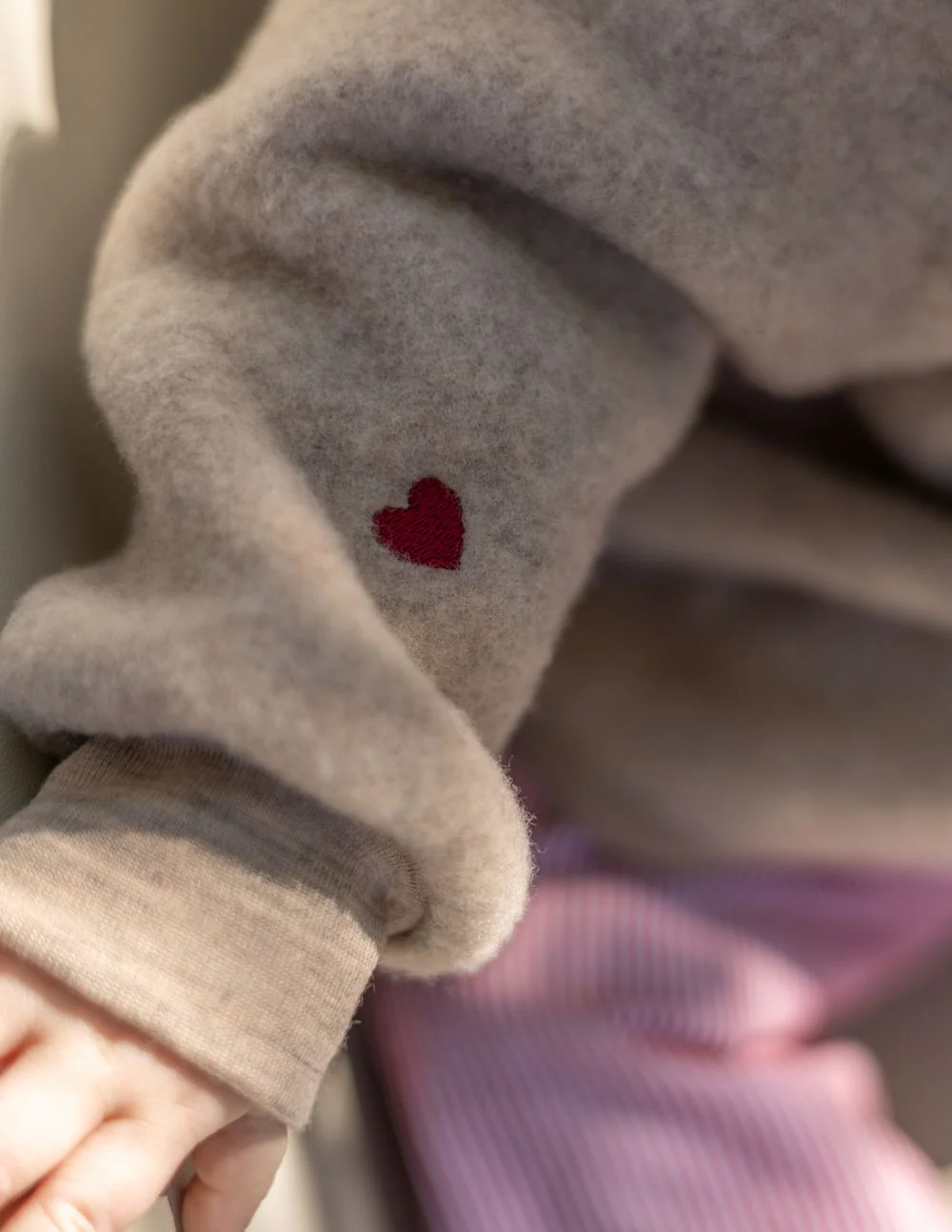 Jasje wolfleece hartjes sand limited edition - Afbeelding 4